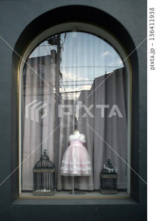 結婚式場の女の子ドレス 136411938