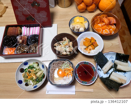 Japanese New Year / お正月,お節料理の一例~おせち重と月見とろろそばで迎える元旦 Japanese New Year / お正月,お節料理の一例~おせち重と月見とろろそばで迎える元旦 136412107