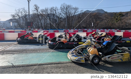 ゴーカートコースのスタート前 車両が横一列に並ぶ場面 ゴーカートコースのスタート前 車両が横一列に並ぶ場面 136412112