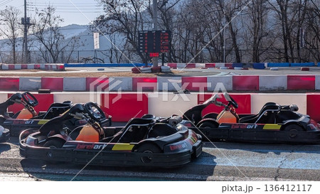 サーキットに並ぶゴーカート 136412117