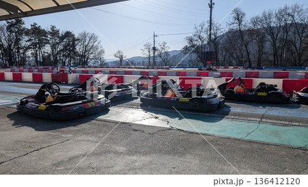 サーキットに並ぶゴーカート サーキットに並ぶゴーカート 136412120