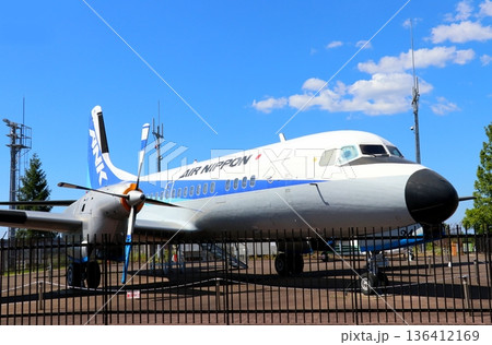 コウノトリ但馬空港（兵庫県豊岡市）に展示されている、YS-11 136412169