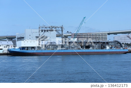 埠頭に停泊中の、海底ケーブル敷設船(ケーブル台船) 埠頭に停泊中の、海底ケーブル敷設船(ケーブル台船) 136412173