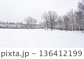 雪の降った日の都内の公園 136412199