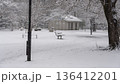 雪の降った日の都内の公園 136412201
