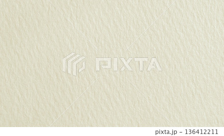ナチュラルな白い紙のテクスチャ　ベージュ色　 136412211