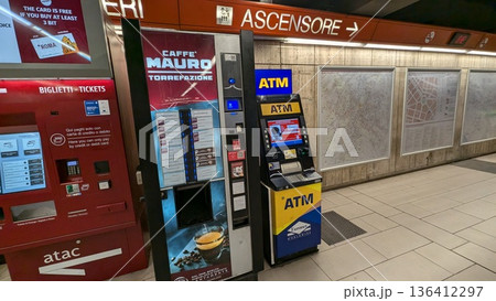 イタリアの地下鉄駅 切符売り場の券売機とATM イタリアの地下鉄駅 切符売り場の券売機とATM 136412297