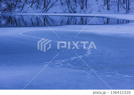 冬の朝の光に照らされた雪原 136412320