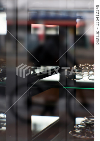 眼鏡店のウインドと自転車の反射（ソフトフォーカス） 136412348