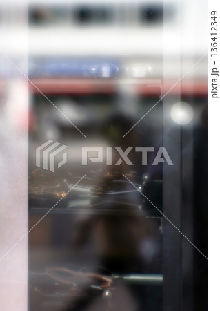 眼鏡店の窓と女性歩行者（ソフトフォーカス） 136412349
