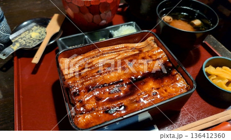 東京日本橋で味わう穴子丼 甘辛だれの焼き穴子重 136412360