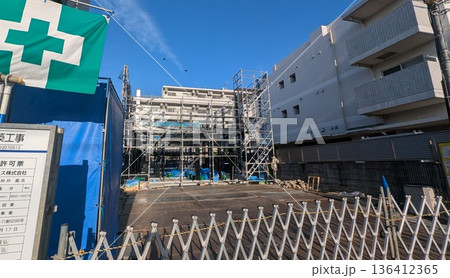 住宅の工事 足場が組まれた建設現場 136412365