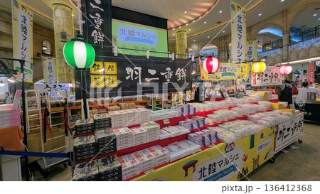 商業施設で開催される北陸マルシェ 物産販売の催事会場 136412368