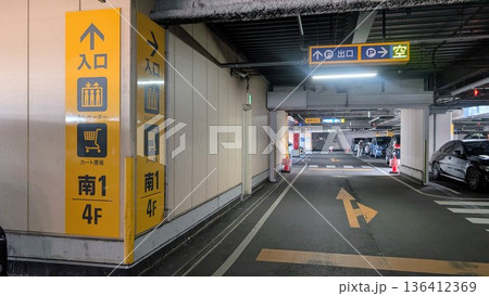 駐車場の入口案内標識と車路 誘導サインのある通路 136412369