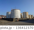 Liquid storage tanks / 化学工場に並ぶ貯蔵タンクの外観 136412370