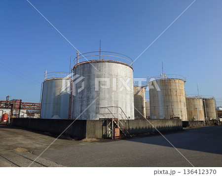 Liquid storage tanks / 化学工場に並ぶ貯蔵タンクの外観 Liquid storage tanks / 化学工場に並ぶ貯蔵タンクの外観 136412370