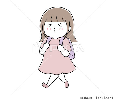 リュックを背負って歩く女の子 136412374