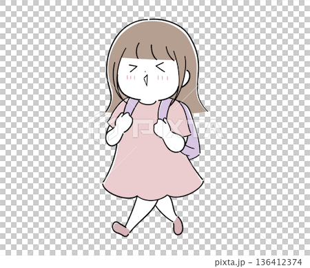 リュックを背負って歩く女の子 136412374