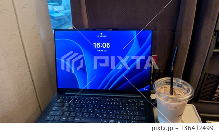 新幹線の車内でノートパソコン作業 リモートワークの風景 136412499