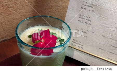 バーのカクテル 花を飾ったドリンクとメニュー表 136412501