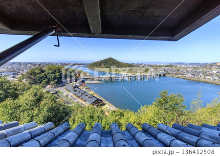 犬山市、犬山城の天守閣からの眺め(伊木山方向) 犬山市、犬山城の天守閣からの眺め(伊木山方向) 136412508