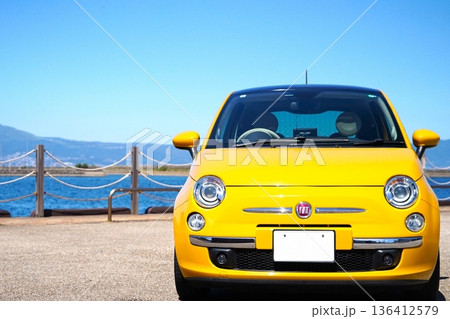 港にとめた黄色いイタリア車（正面） 136412579