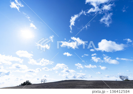 冬空と雲と草原 冬空と雲と草原 136412584