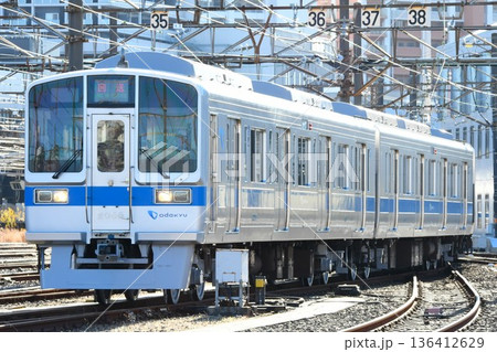 車両基地へ向けて走行する小田急電鉄2000形（回送表示） 136412629