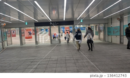 競馬場の通路を歩く来場者 コンコースの風景 競馬場の通路を歩く来場者 コンコースの風景 136412743