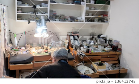 時計工房の職人 作業机で修理を行う工房風景 136412748