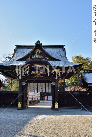 北野天満宮 雪化粧の三光門(京都市上京区) 北野天満宮 雪化粧の三光門(京都市上京区) 136412803