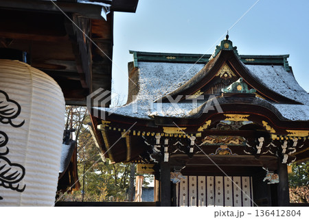 北野天満宮 雪化粧の三光門(京都市上京区) 北野天満宮 雪化粧の三光門(京都市上京区) 136412804