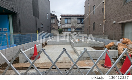 住宅の基礎工事現場 コンクリート基礎と仮設バリケード 136412827