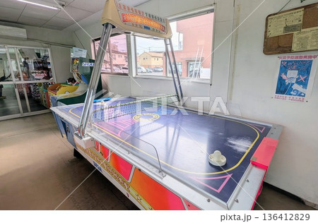 レトロなエアホッケー台 ゲームセンターの卓上ゲーム機 136412829