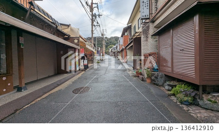 銀閣寺周辺の参道 商店街の朝の静かな通り 銀閣寺周辺の参道 商店街の朝の静かな通り 136412910
