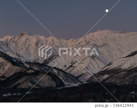 夜明け前の唐松岳・五竜岳と沈みゆく月　長野県白馬村（ドローンによる空撮） 136412943