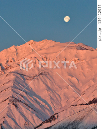 美しい唐松岳のモルゲンロートと沈みゆく十六夜の月　長野県白馬村（ドローンによる空撮） 136412955
