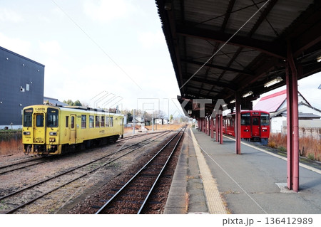 阿蘇神社の玄関口・宮地駅のホームに停車するJR豊肥本線の列車 阿蘇神社の玄関口・宮地駅のホームに停車するJR豊肥本線の列車 136412989