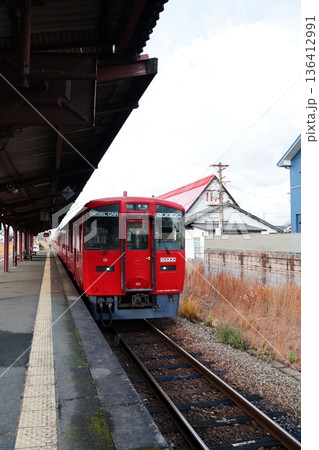 阿蘇神社の玄関口・宮地駅のホームに停車するJR豊肥本線の列車 136412991