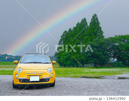 虹と黄色いイタリア車inレインーシーズン 虹と黄色いイタリア車inレインーシーズン 136412992