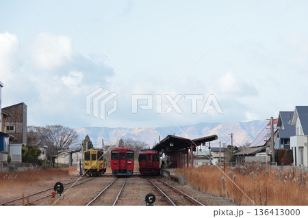 阿蘇の山々をバックに宮地駅に停車するJR豊肥本線の列車 136413000