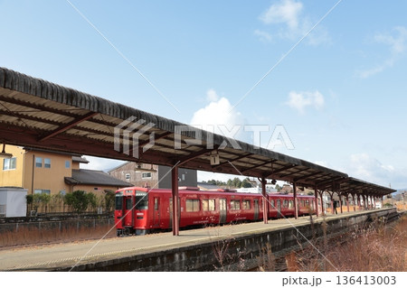 阿蘇神社の玄関口・宮地駅に停車するJR豊肥本線の列車 阿蘇神社の玄関口・宮地駅に停車するJR豊肥本線の列車 136413003
