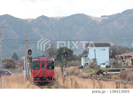 阿蘇神社の玄関口・宮地駅付近を走行するJR豊肥本線の列車 136413005