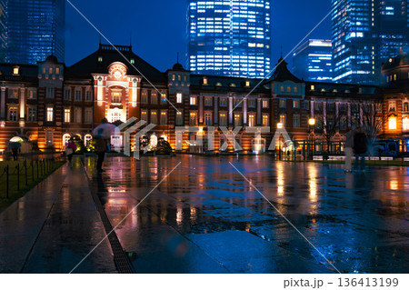 雨の東京駅丸の内駅前広場の夜景【都会イメージ】 136413199
