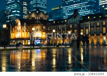 雨の東京駅丸の内駅前広場の夜景【都会イメージ】 136413205