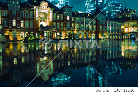 雨の東京駅丸の内駅前広場の夜景【都会イメージ】 136413210