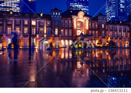 雨の東京駅丸の内駅前広場の夜景【都会イメージ】 136413211