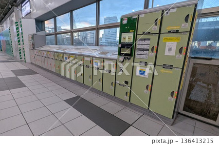 品川駅のコインロッカー 荷物を預けるロッカー列と操作パネル 136413215