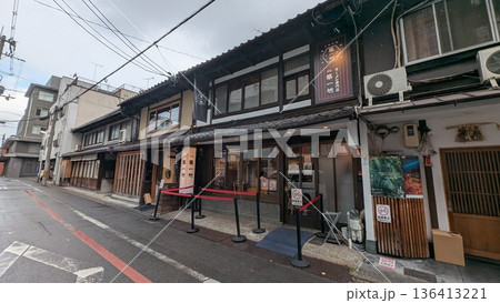 京都のラーメン店の外観 町家風の通りに並ぶ飲食店 京都のラーメン店の外観 町家風の通りに並ぶ飲食店 136413221