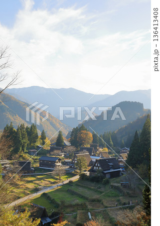 [定額] 秋の紅葉の 五箇山 相倉合掌造り集落 ( 富山県 南砺市 ) 136413408